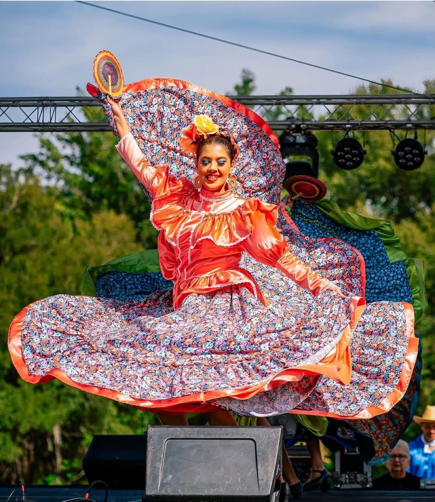 Una bailarina girando en el escenario del festival