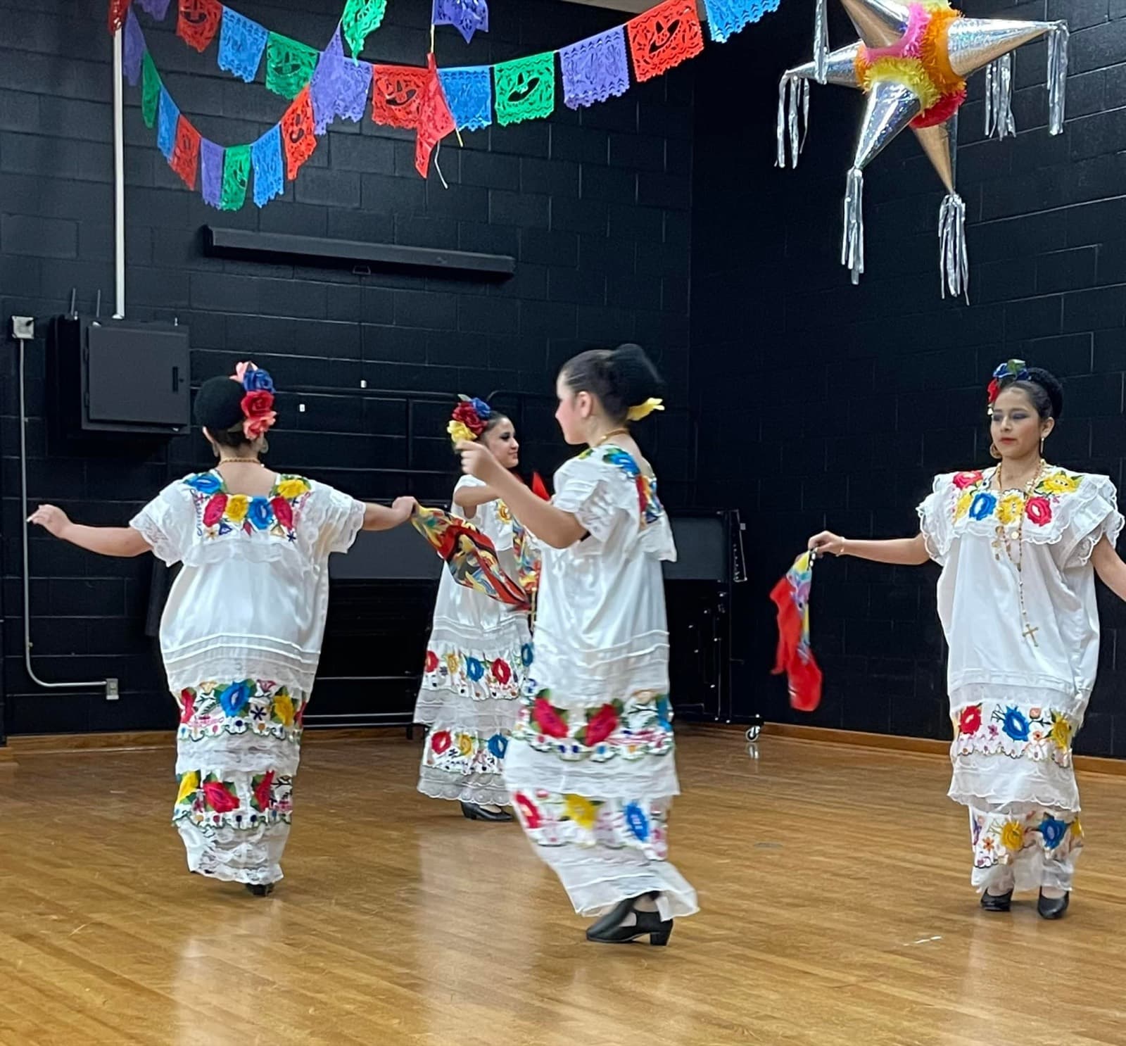 Ensayo bajo el papel picado